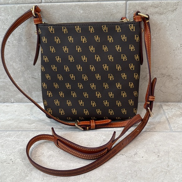 Dooney & Bourke NWOT Gretta Letter Carrier Crossbody Logo - Picture 3 of 7